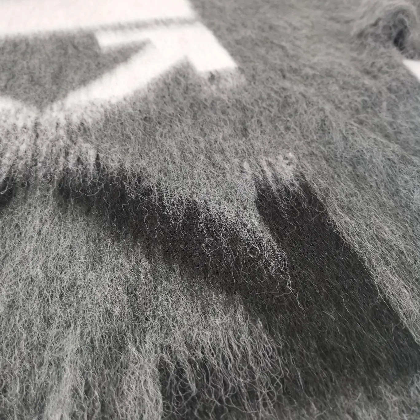 Additional details - the top tested version OFFWHITE (OW) Gradient Mohair Striped Arrow Sweater Hoodie Gradient Rendering Arrow Couple Knit Sweater Mohair sweater OW will be released every year🛒 The same style and ever-changing colors, really no girl doesn’t love it, it is super suitable for wearing under a down jacket in winter, and will not be bloated! If the lower body is missing, their favorite os version🙋🏻‍♀️ intuitively adds natural softness and fairy beauty effect, which is the best choice! The upper body is lightweight and does not weigh down the body while keeping warm. The sleeves and the gradient arrow parts on the back are repeatedly patterned until the gradient level is satisfied before large-scale products are released. The craftsmanship is extremely demanding. Each sweater is woolen at least ten times to give it a plush, thick feel and good fluffiness! ✅ Fabric composition: 50% mohair 32 spandex 18% wool, three-level anti-pilling Color: gray-white gradient Size: XS/S (positive European size, size is too large) ⚠️Sweater cleaning method: Mohair is not the same as ordinary short-sleeved sweaters, and it is also different from other thick-line sweaters! Mohair is lighter and softer, so be careful not to machine wash it, not machine washable! ! emphasize! !  ⚠️Hand wash with warm water and cold water P:440